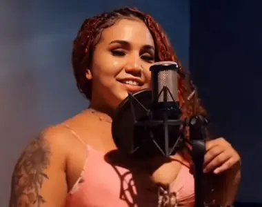 Cantora de forró morre em grave acidente de carro a caminho de show; saiba detalhes