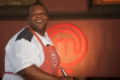 Vice-campeão do MasterChef é flagrado vendendo doces no farol; veja vídeo