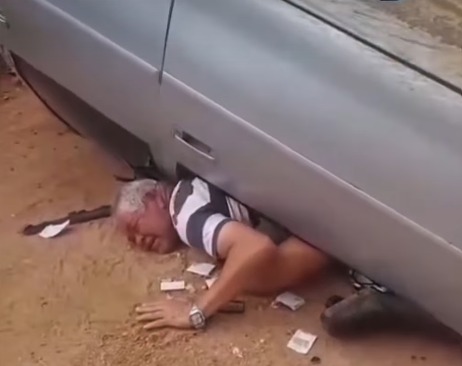 Moradores retiraram o idoso debaixo do veículo após o capotamento em uma estrada vicinal de Igaci - Foto: Reprodução