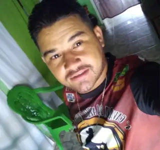 Cantor morre em grave acidente de carro; veja vídeo