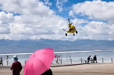 Helicóptero cai e atinge turistas na praia; veja flagrante