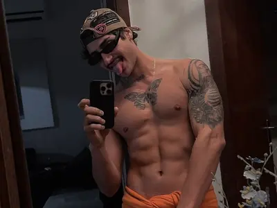 Influenciador é internado com infecção após espremer espinha