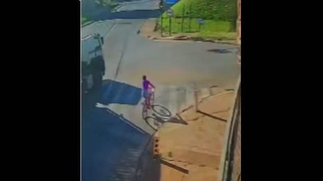 Uma adolescente de 15 anos morreu após ser atropelada por um caminhão na tarde de sábado (04), em Vargem Grande do Sul, no interior de São Paulo. Reprodução/internet