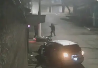 Homem leva tiro na boca ao tentar impedir assalto; veja vídeo