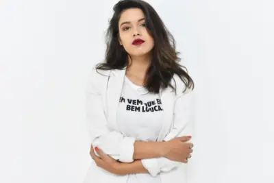 Comediante leva cadeirada durante show após ser alvo de ataques sobre o corpo, veja vídeo