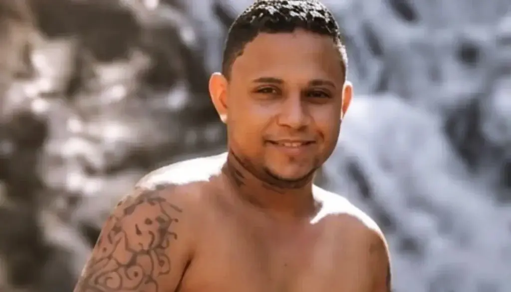 DJ Jaciel Marley posa em frente a uma cachoeira durante momento de lazer. (Foto: Reprodução)
