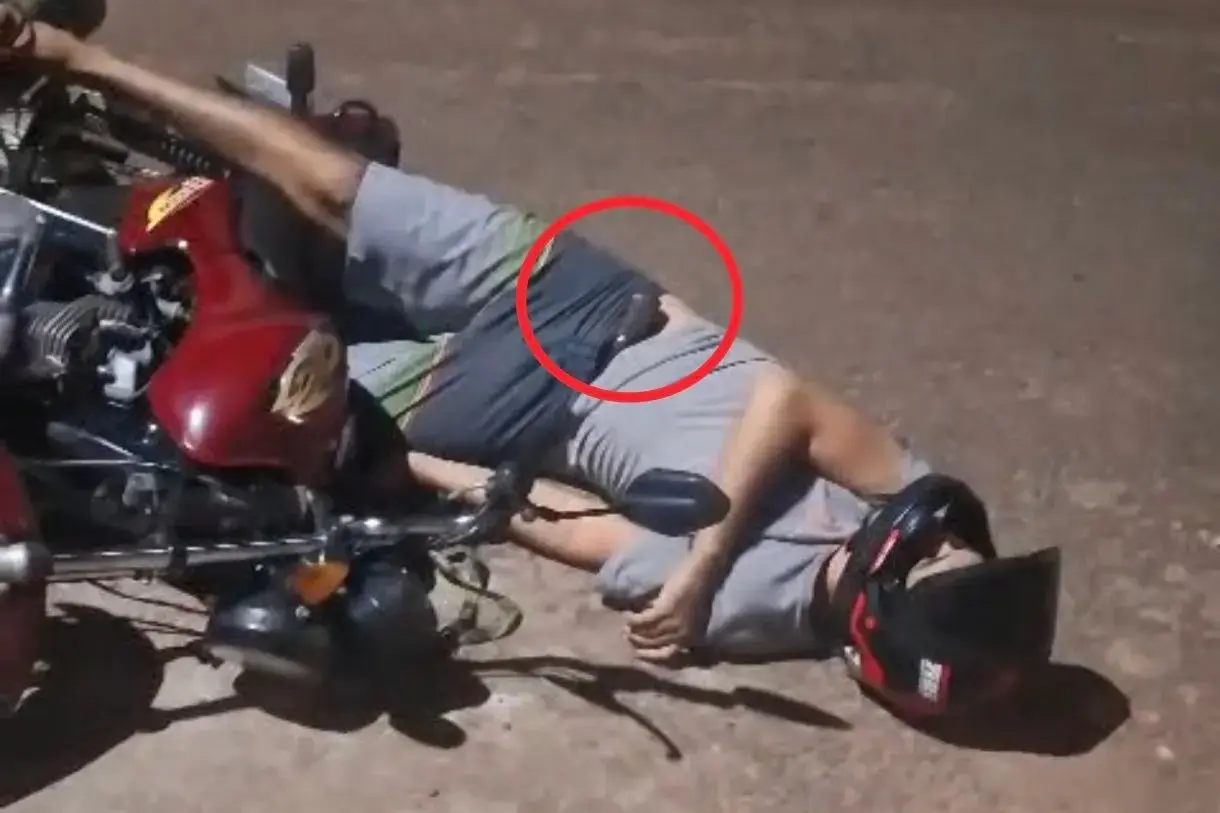 Homem armado é executado a tiros por dupla em motocicleta; veja vídeo