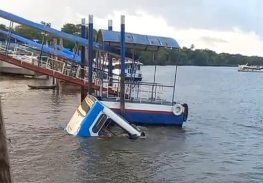 Ônibus cai em rio após perder controle em rampa em porto de Barcarena — Foto: Reprodução