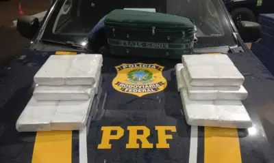 Mulher é presa com filha de 2 anos ao transportar 17 kg de cocaína em ônibus