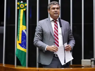Exclusivo: Lindbergh pede volta de Bolsonaro à prisão e dispara: ‘Transformou a domiciliar em comitê de campanha’