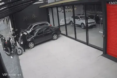Dupla tenta assaltar policial à paisana, acaba baleada e depois diz que era ‘brincadeira’; veja vídeo