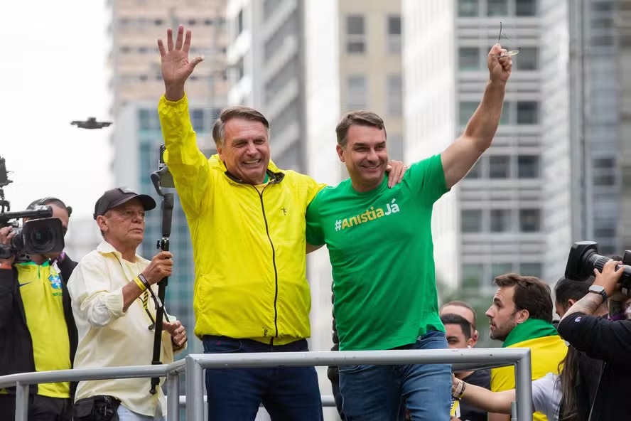 Flávio e Jair Bolsonaro - Foto: Reprodução/Redes Sociais