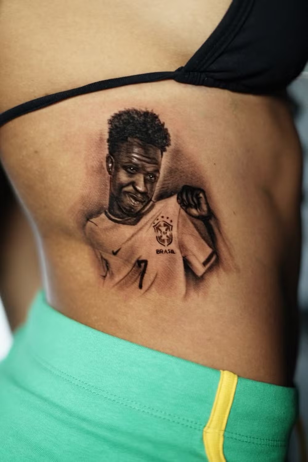 Influenciadora Emelly Sousa faz tatuagem de Vini Jr. após Brasil avançar na Copa — Foto: Reprodução/Instagram