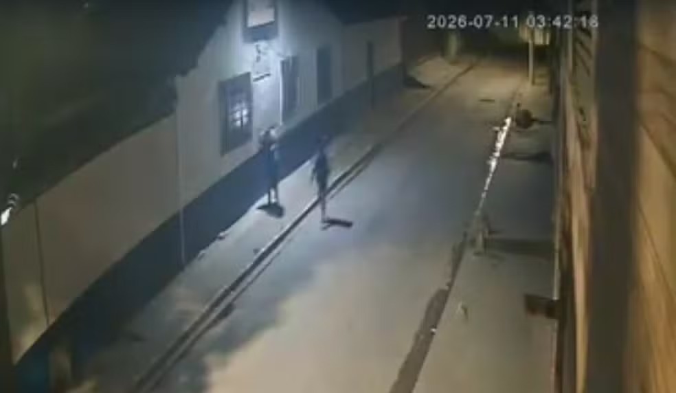 Homens carregando corpo de mulher encontra morta em estacionamento de unidade de saúde — Foto: Reprodução