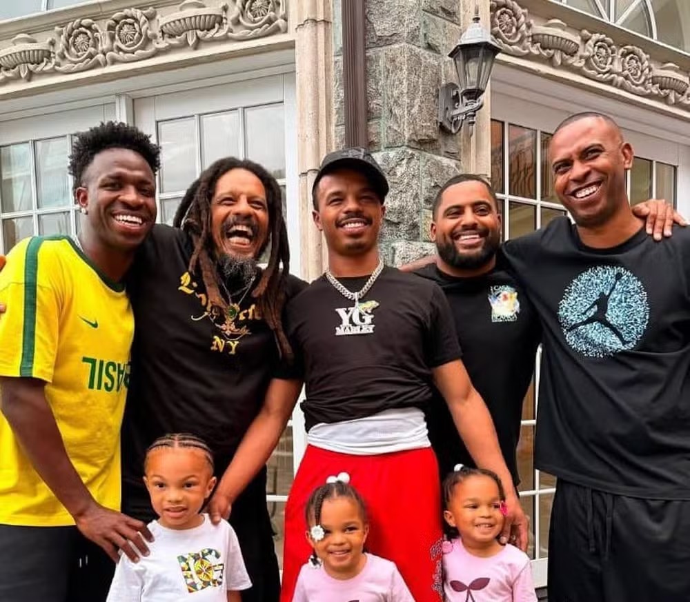 Vini Jr. com o pai (no canto da direita) e os netos Bob Marley, nos EUA — Foto: Reprodução/Instagram