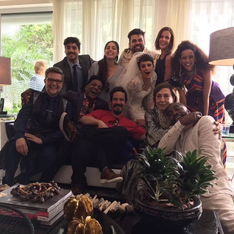Ricardo Spencer ao lado de artistas como Fernanda Montenegro, Lázaro Ramos e Taís Araújo — Foto: Reprodução/Redes Sociais