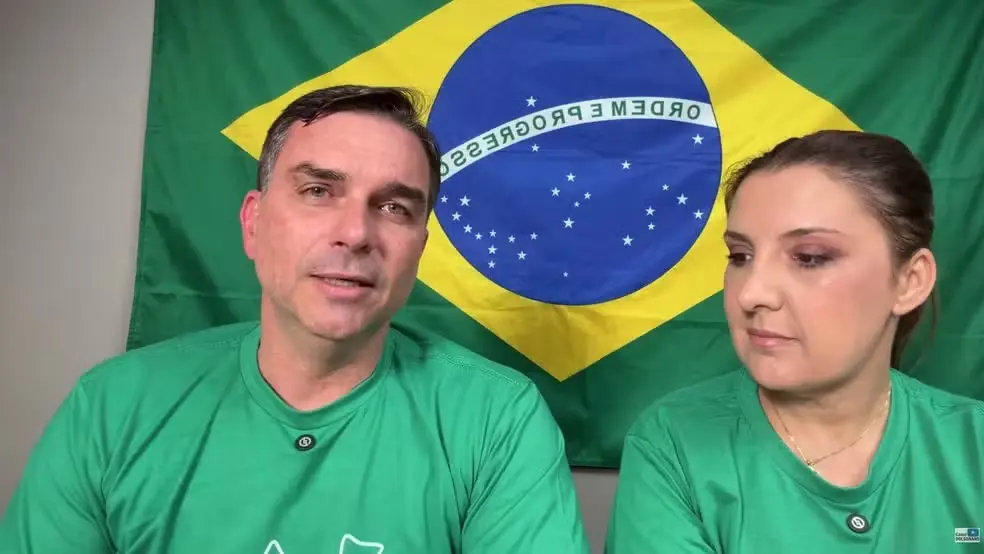 Flávio Bolsonaro com Daniella Marques em live na quinta-feira (16) — Foto: Reprodução
