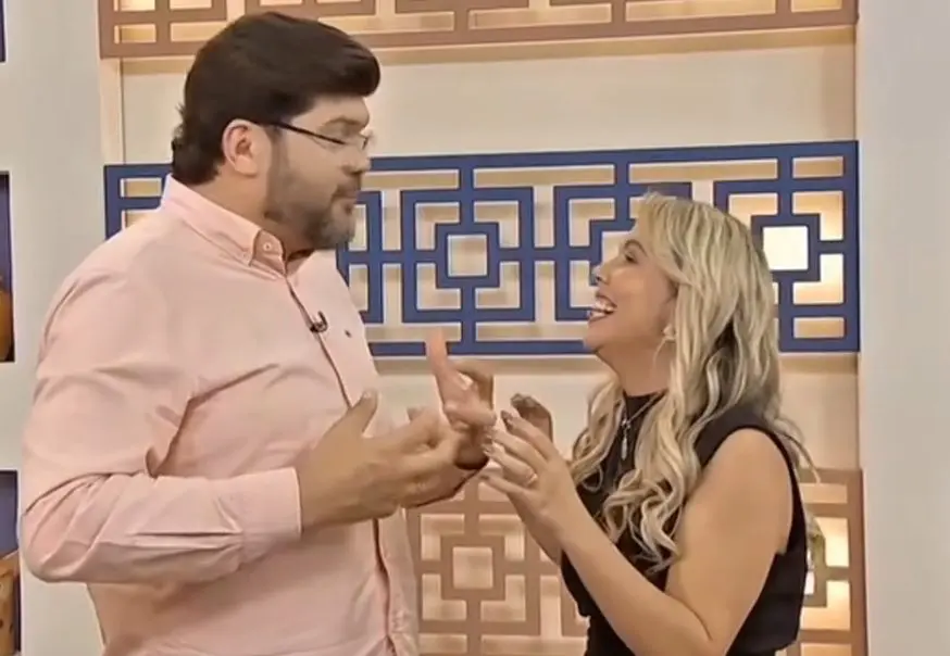 Padre levou choque ao vivo (Foto: Reprodução / Aqui em Casa)