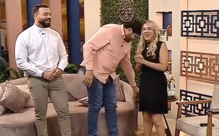 Padre leva choque ao cumprimentar apresentadora
