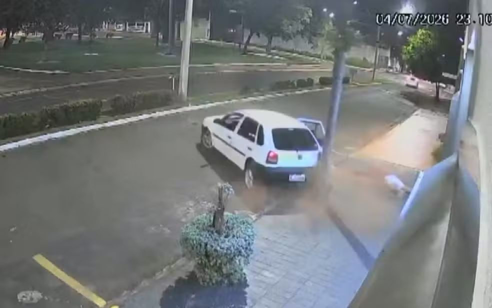 Vídeo: motorista atinge poste em alta velocidade e passageiro é arremessado Orlândia São Paulo