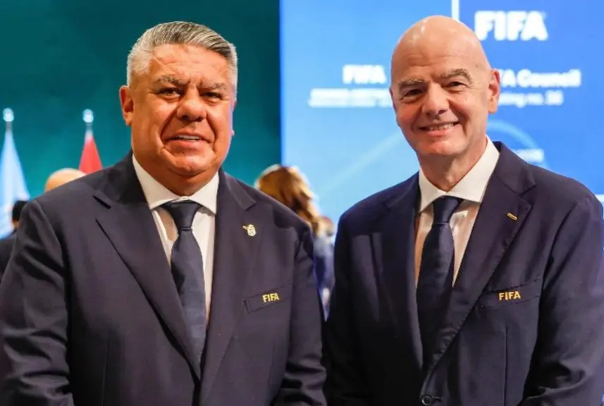 Claudio Tapia, presidente da AFA, e Gianni Infatino, presidente da Fifa (Foto: Reprodução / Redes Sociais)
