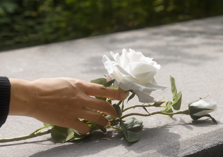 flor funeral óbito morte idosa idoso morreu vítima cerimônias fúnebres rosa triste