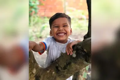 Filho de influenciadora morre ao levar choque elétrico na praia