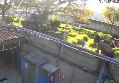 Câmera flagra homem com deficiência furtando cabos elétricos de instituto; veja vídeo
