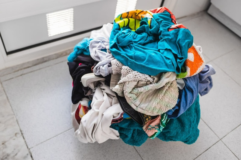 roupa suja balde limpeza saúde água